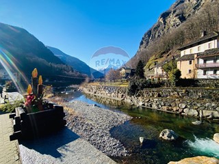 Casa Indipendente in Vendita a Fontainemore, 169'000€, 250 m²