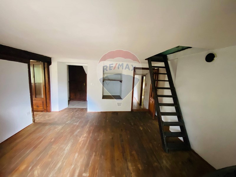 Casa Semi Indipendente in Vendita a Perloz, 30'000&euro;, 65 m²