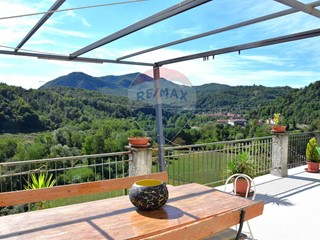 Villa in Vendita a Maissana, 165'000€, 184 m²