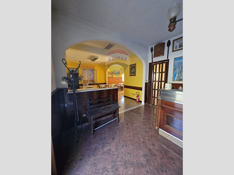 Immobile commerciale in Affitto a San Colombano Certenoli, 1'000€, 126 m²