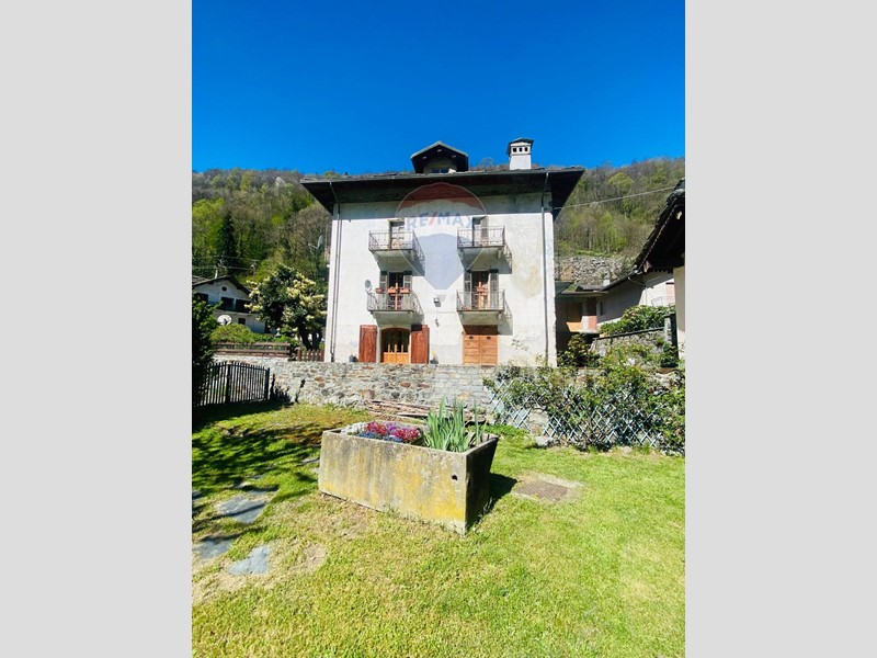 Attico in Vendita a Fontainemore, 88'000€, 143 m²