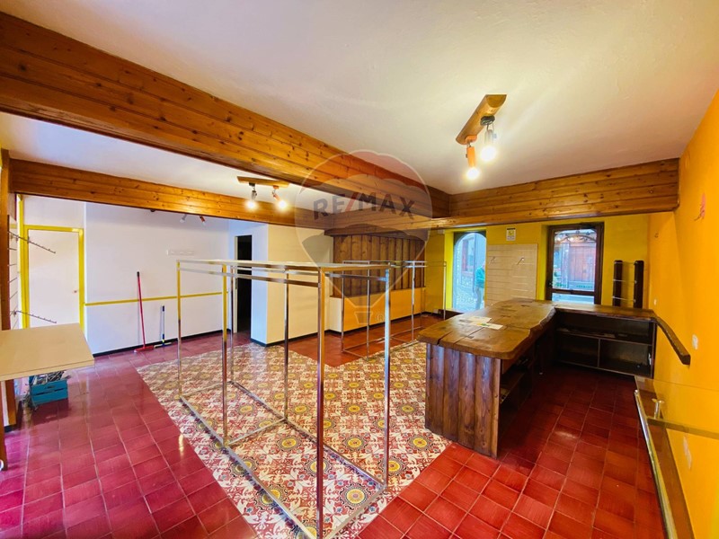 Negozio in Vendita a Santo Stefano d'Aveto, 90'000€, 94 m²
