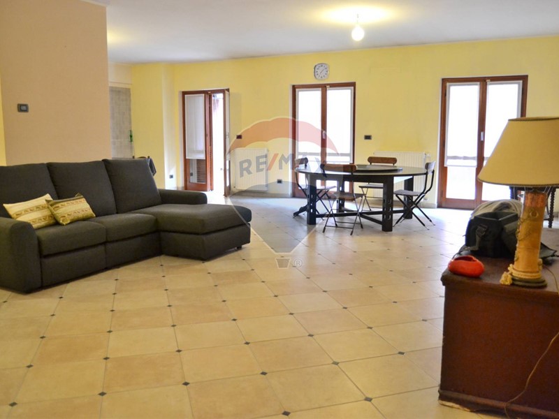 Appartamento in Affitto a Borzonasca, 800€, 180 m²