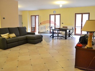 Appartamento in Affitto a Borzonasca, 800€, 180 m²