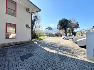 Ufficio in Vendita a Albino, 140'000€, 220 m²