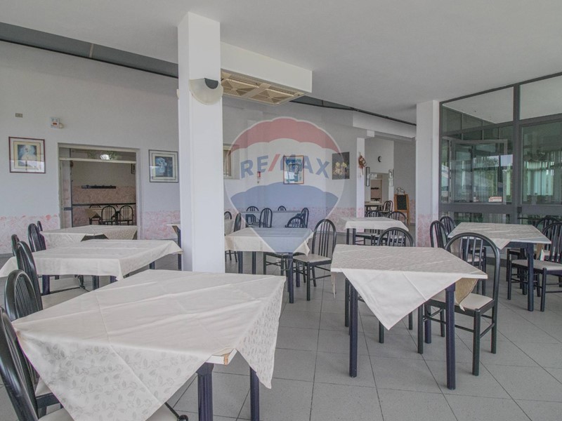 Immobile commerciale in Vendita a Sorso, 250'000€, 352 m²