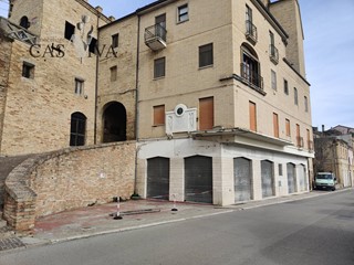 Immobile commerciale in Vendita a Acquaviva Picena, 200'000€, 330 m²