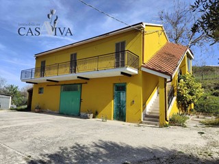 Rustico in Vendita a Acquaviva Picena, 150'000€, 260 m²