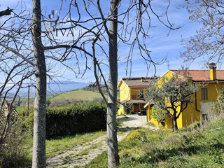 Rustico in Vendita a Acquaviva Picena, 500'000€, 610 m²