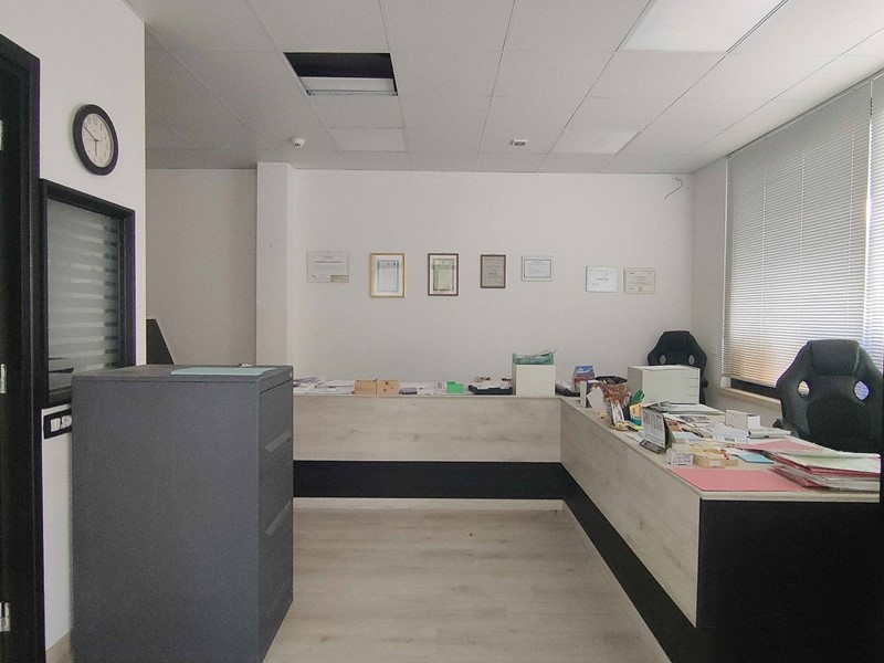 Ufficio in Vendita a Acquaviva Picena, 115'000€, 166 m²