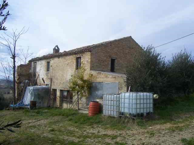 Rustico in Vendita a Acquaviva Picena, 179'000€, 240 m²
