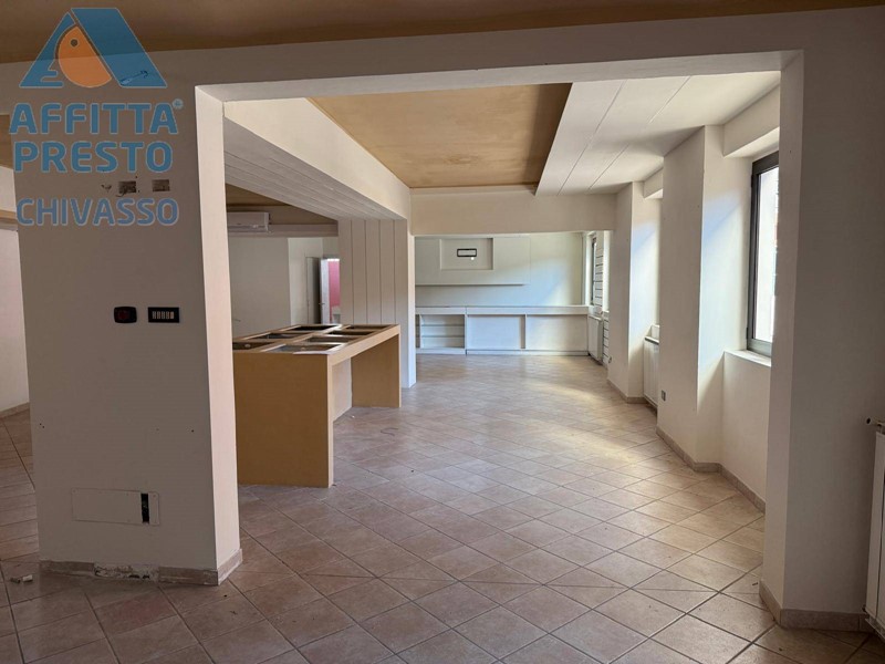 Negozio in Affitto a Chivasso, 1'700€, 285 m²