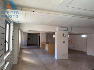 Negozio in Affitto a Chivasso, 1'700€, 285 m²