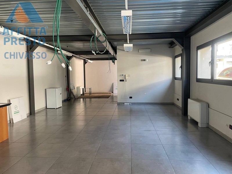 Ufficio in Affitto a Chivasso, 2'700€, 300 m²