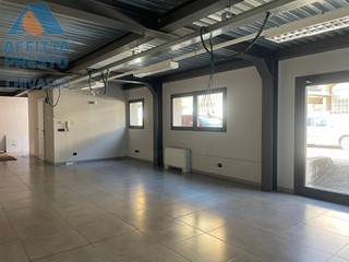 Ufficio in Affitto a Chivasso, 2'700€, 300 m²