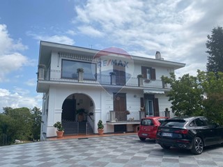 Casa Semi Indipendente in Vendita a Marzano Appio, 480'000€, 300 m²