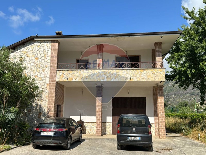 Casa Semi Indipendente in Vendita a Pietravairano, 400'000€, 200 m²