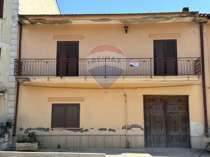 Casa Indipendente in Vendita a Carinola, 120'000€, 240 m²