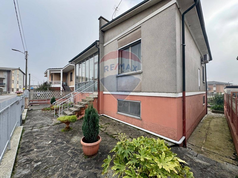 Villa in Vendita a Pieve del Cairo, 79'000€, 165 m²