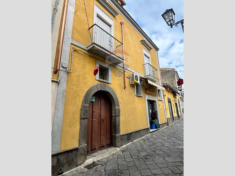 Casa Semi Indipendente in Vendita a Sessa Aurunca, 100'000€, 200 m²