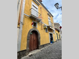 Casa Semi Indipendente in Vendita a Sessa Aurunca, 100'000€, 200 m²