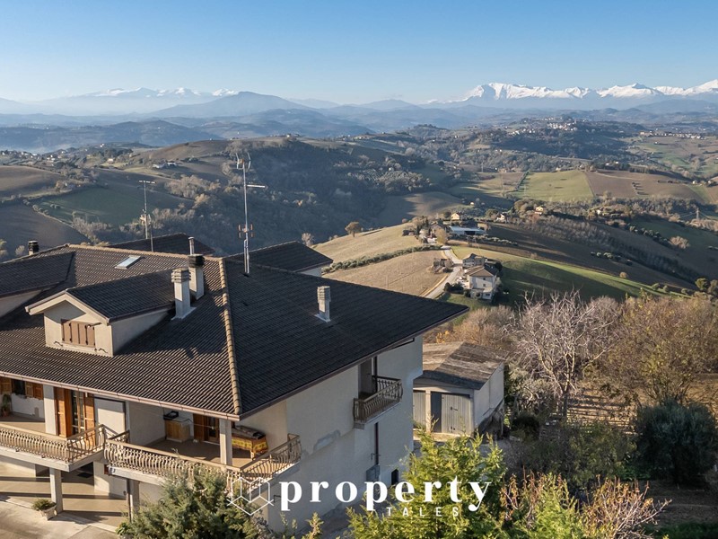 Rustico in Vendita a Monterubbiano, 290'000€, 380 m²
