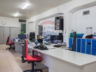 Immobile commerciale in Vendita a San Donato Milanese, 200'000€, 250 m²