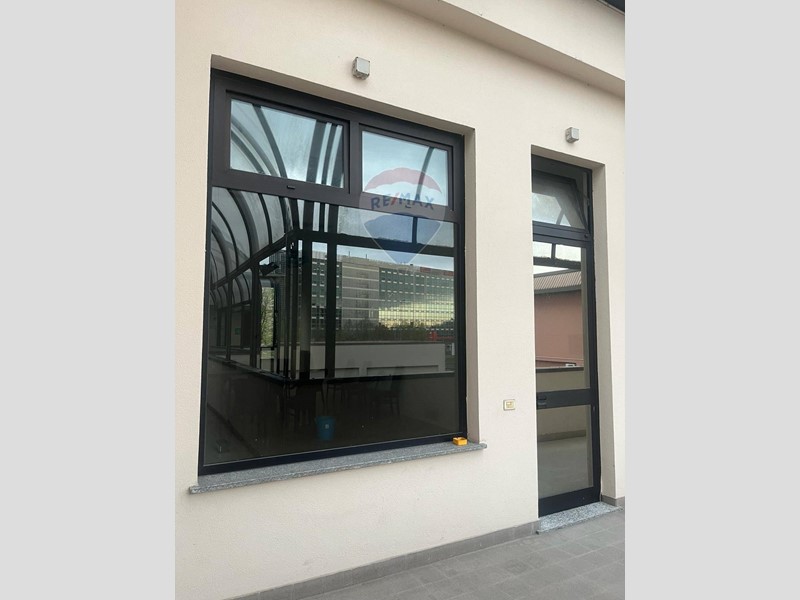 Immobile commerciale in Vendita a San Donato Milanese, 230'000€, 146 m²