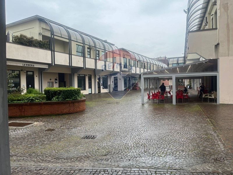 Immobile commerciale in Vendita a San Donato Milanese, 115'000€, 67 m²