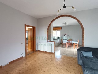 Quadrilocale in Vendita a Castel Morrone, 69'000€, 120 m²