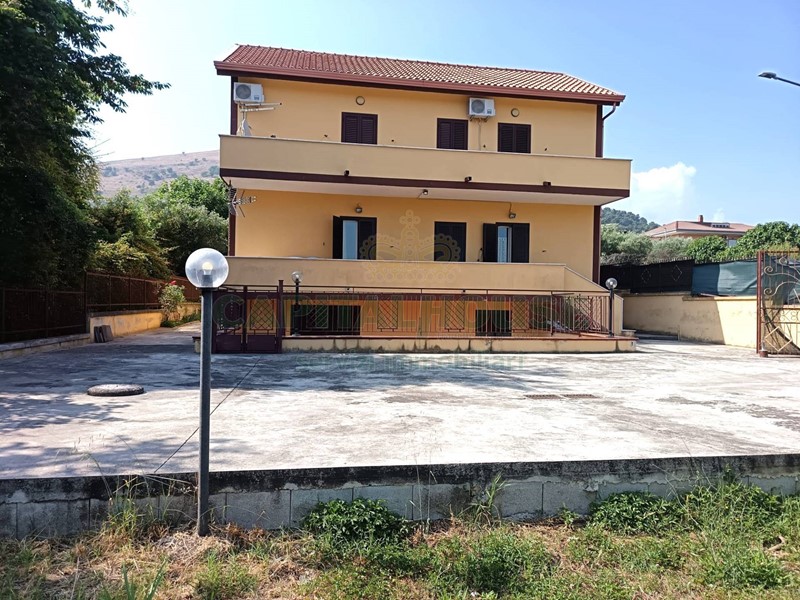 Casa Indipendente in Vendita a Caserta, 249'000€, 301 m²