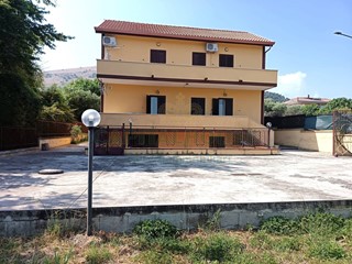 Casa Indipendente in Vendita a Caserta, 249'000€, 301 m²