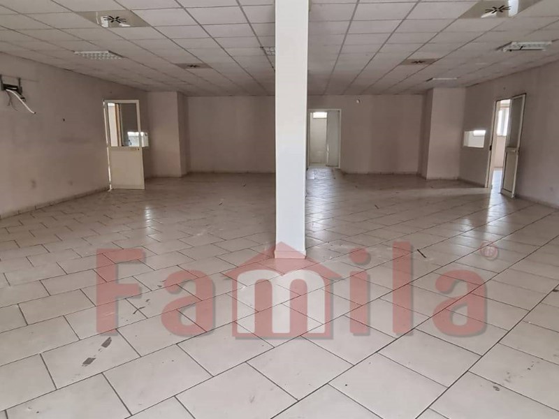 Immobile commerciale in Affitto a Sirignano, 320 m²