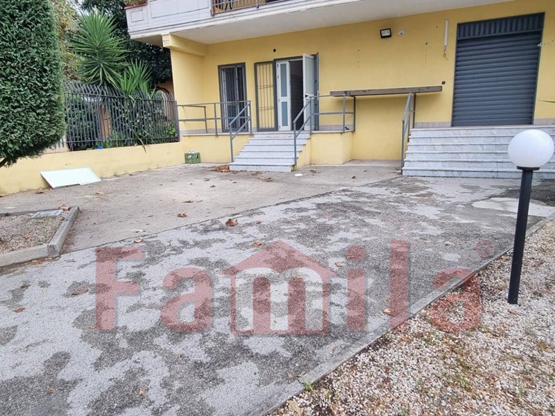 Immobile commerciale in Affitto a Sirignano, 1'000€, 200 m²
