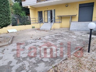 Immobile commerciale in Affitto a Sirignano, 1'000€, 200 m²