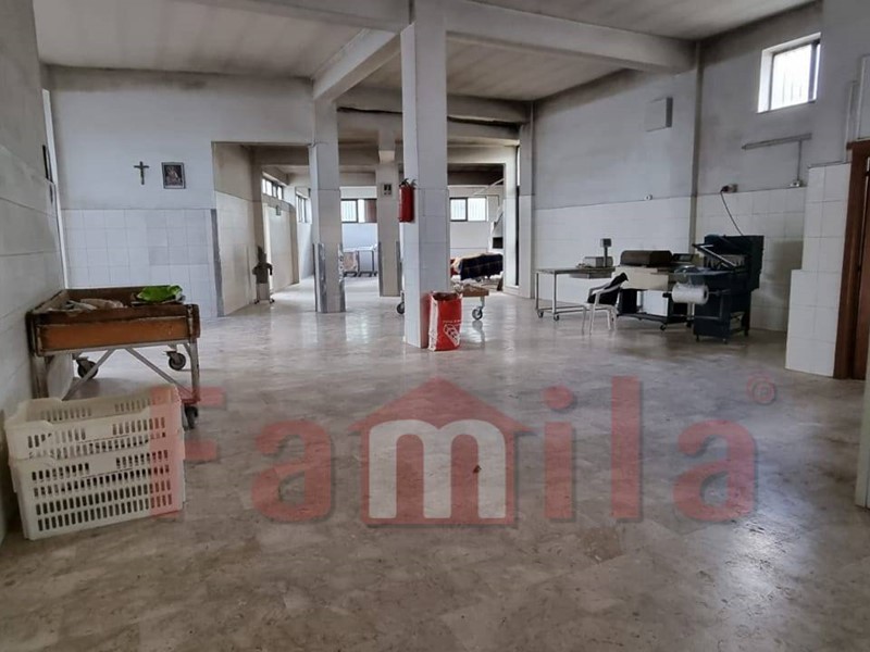 Immobile commerciale in Affitto a Mugnano del Cardinale, 300 m²