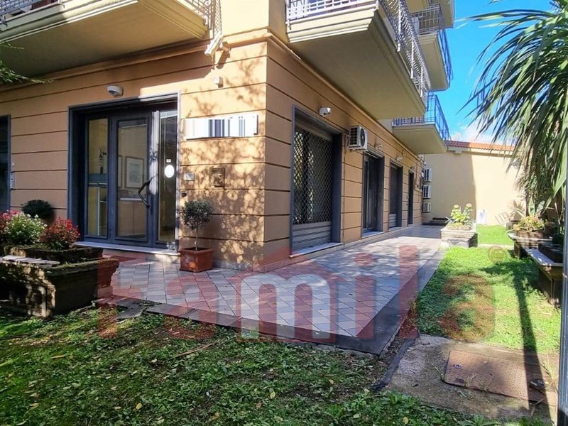 Immobile commerciale in Vendita a Sirignano, 120'000€, 100 m²