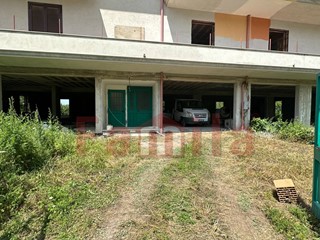 Immobile commerciale in Affitto a Sirignano, 1'600€, 400 m²
