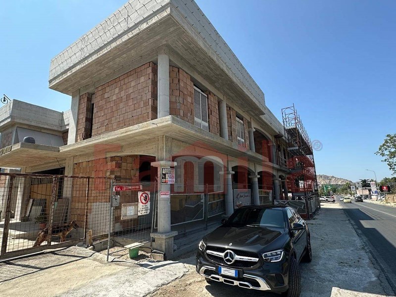 Immobile commerciale in Affitto a Avella, 2'000&euro;, 180 m²