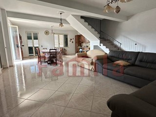 Casa Indipendente in Vendita a Sirignano, 360'000€, 300 m²