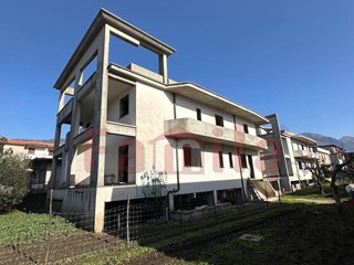 Villa in Vendita a Sperone, 220'000&euro;, 455 m²