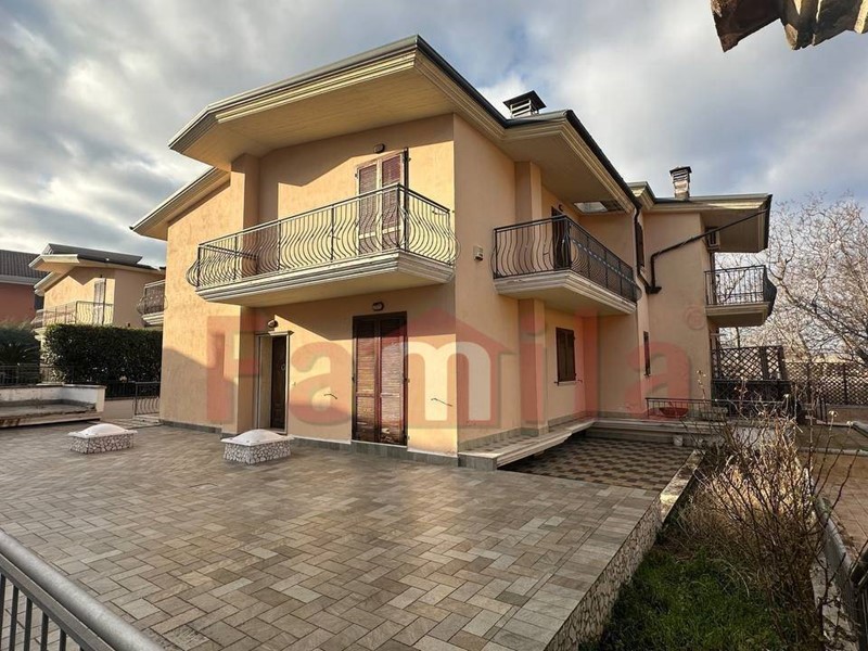 Casa Indipendente in Vendita a Sirignano, 299'000€, 240 m²