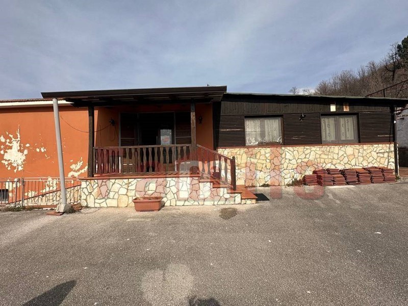Immobile commerciale in Vendita a Mugnano del Cardinale, 170'000€, 165 m²