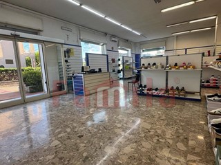 Immobile commerciale in Affitto a Baiano, 1'200€, 155 m²