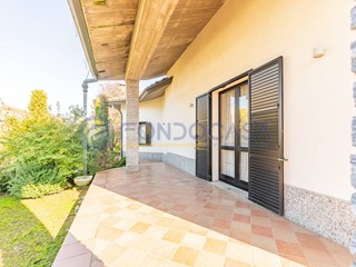 Villa in Vendita a Uboldo, 595'000€, 290 m²