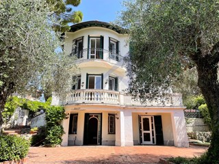 Villa in Vendita a Bordighera, 330 m²