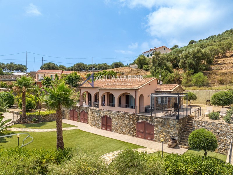 Villa in Vendita a Cipressa, 1'200'000€, 260 m²