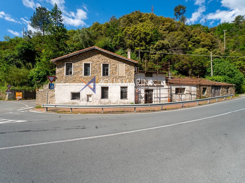 Villa in Vendita a Badalucco, 250'000€, 290 m²