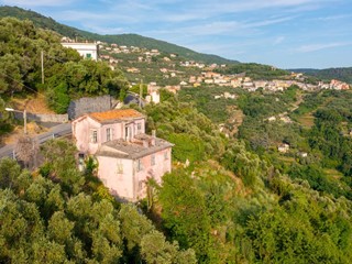 Villa in Vendita a Cogorno, 210'000€, 259 m²