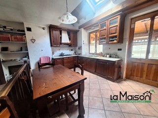 Casa Semi Indipendente in Vendita a Carema, 70'000€, 100 m²